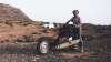 Homem constrói moto improvisada para escapar do deserto 