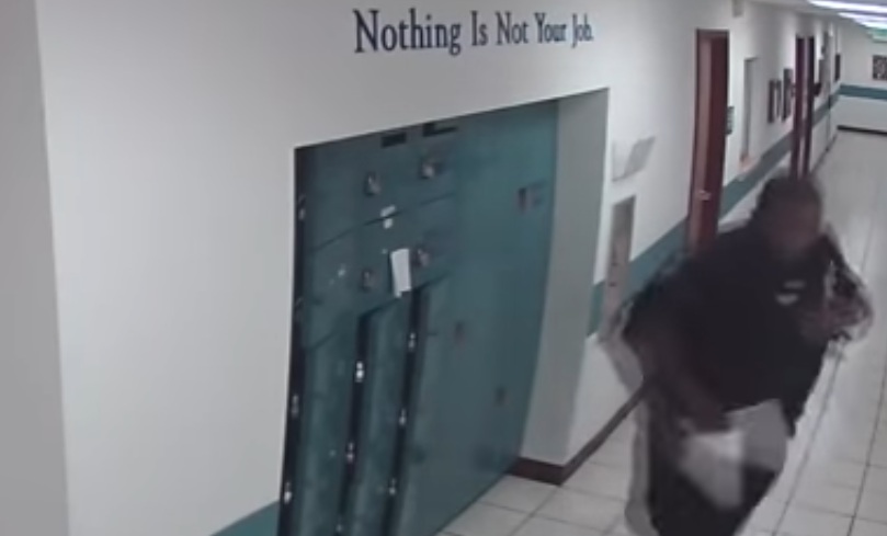 Policial encontra o seu maior medo em um corredor da delegacia