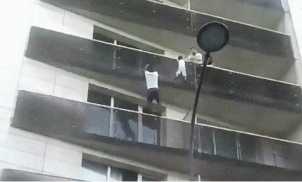 Homem arrisca a vida para subir em prédio e salvar criança