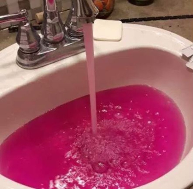 Cidade do Canadá se assusta com água cor de rosa 