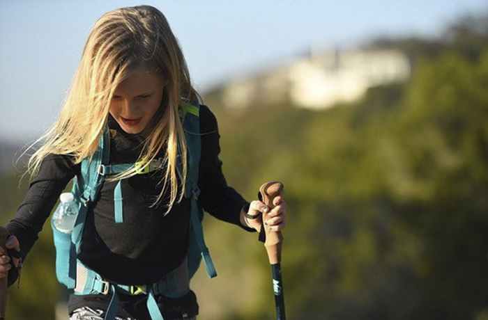 Garota quebra recorde ao subir montanha por motivo emocionante
