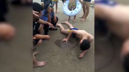 Chinês azarado é ferroado por arraia na genitália enquanto nadava