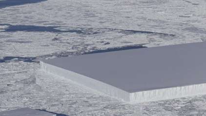 O mistério do estranho iceberg tabular com linhas perfeitas
