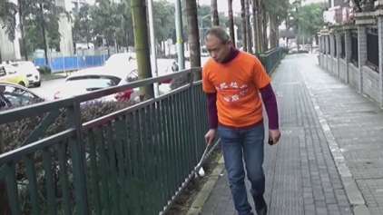 Milionário chinês passa suas horas vagas catando lixo da rua