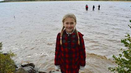 Garota de 8 anos remove espada viking antiga de lago 