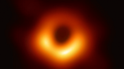 Veja a 1ª imagem de um buraco negro da história, um verdadeiro 'monstro' maior que o Sistema Solar