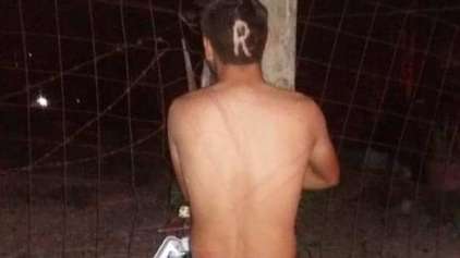 Homens estão sendo amarrados pelados em postes no México