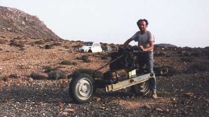 Homem constrói moto improvisada para escapar do deserto 