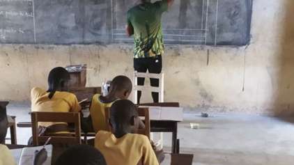 Professor de Gana viraliza com maneira única de ensinar 