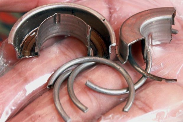 Homem fica 12 horas com partes intimas presa em um anel de aço 