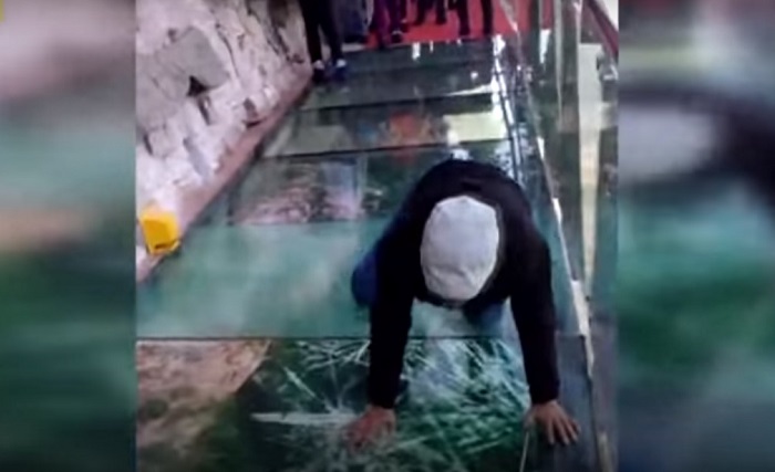 Pegadinha em ponte de vidro quase mata turistas do coração