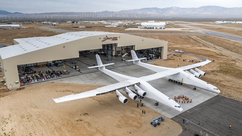 O maior avião do mundo saiu do hangar pela primeira vez