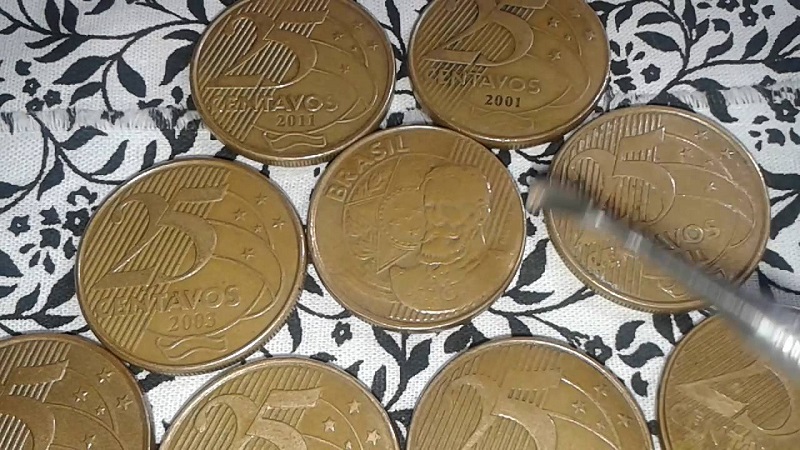 Por que algumas moedas tem risquinhos do lado? 