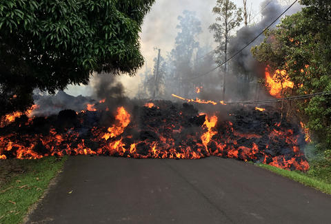 Vídeo incrível mostra lava engolindo Mustang no Havaí 