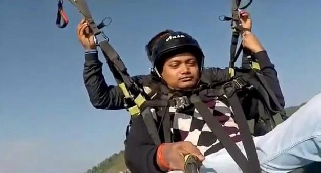 Vídeo mostra paraquedista salvando a vida de passageiro em queda