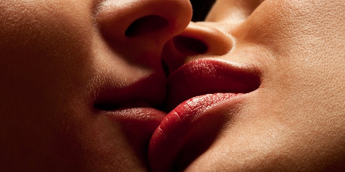 Por que inclinamos a cabeça na hora de beijar? 
