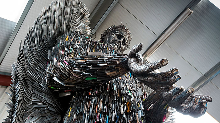 Estátua feita com 100 mil facas é um monumento contra violência