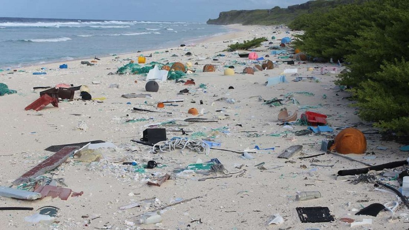 Ilha no pacífico é o maior depósito de plástico no mundo